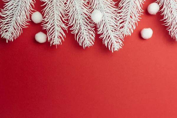 Feliz Navidad y Feliz Año Nuevo ramas de tarjetas de felicitación marco o bandera. Copos de nieve de Navidad blancos y abeto en la vista superior de fondo rojo. Tema vacaciones de invierno —  Fotos de Stock