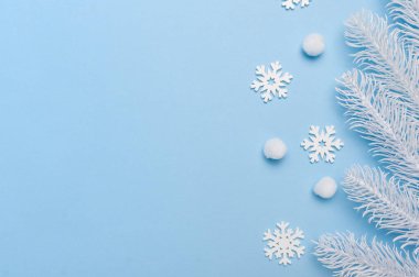 Mutlu Noeller ve mutlu yıllar tebrik kartları çerçevesi ya da bayrağı. Mavi arkaplan manzaralı fidan ağacı. Kış tatili teması