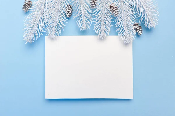 Joyeux Noël et bonne année cartes de voeux branches cadre ou bannière. Sapin sur fond bleu vue du dessus. Thème vacances d'hiver — Photo