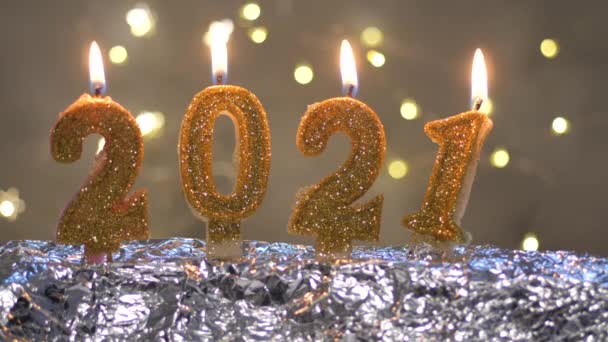 Felice anno nuovo 2021 celebrazione. Candele accese d'oro sotto forma di numeri 2021 su sfondo natalizio festivo — Video Stock