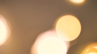 Soyut Bulanık Noel Işıkları Bokeh Arkaplanı. Tam HD Yavaşlama Hareketi. Noel ağacı ışıkları parıldıyor. Kış Tatili Konsepti