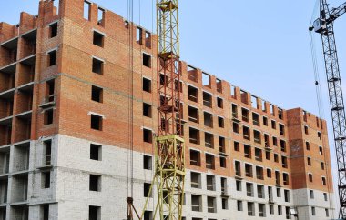 Vinçli ve binalı tuğla ev inşaatı