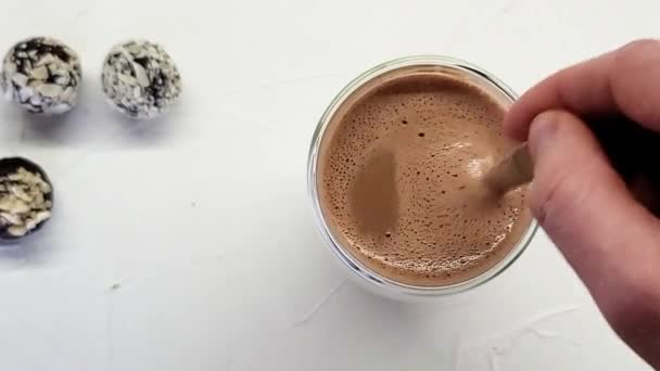Personen Hand Stirring Cup varm choklad. Färsk morgon kaffe närbild. Slow Motion. Mjölk varm choklad i White Cup. Man rör socker i en kopp aromatiskt kaffe närbild — Stockvideo