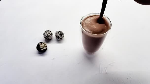 Person Hand Stirring Cup Hot Chocolate. Cafeaua proaspătă de dimineață se închide. Slow Motion. Ciocolată caldă cu lapte în Cupa Albă. Bărbatul amestecă zahărul într-o ceașcă de cafea aromatică — Videoclip de stoc
