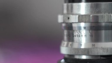 Yakın çekim eski fotoğraf makinesi detayları, film kamerasını kurma. Masadaki 50 mm 'lik kamera için gümüş lens.