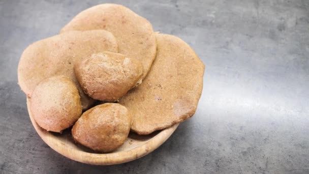 Feche o pão camponês caseiro feito de trigo sarraceno e centeio sem fermento. Vista superior com espaço negativo. Imagens de vídeo 4K — Vídeo de Stock