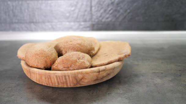 Gros plan pain paysan fait maison à base de sarrasin et de seigle sans levure. Vue de dessus avec espace négatif. Vidéo 4K — Video