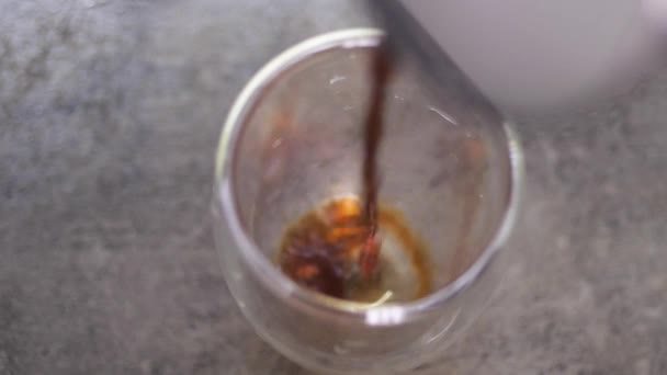 Despeje café preto em uma caneca de uma panela de café. Beba café fresco de manhã. Vídeo em HD imagens de movimento — Vídeo de Stock