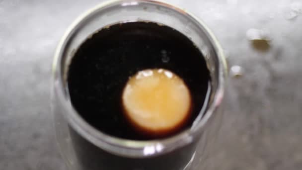 Caffè freddo con latte di cocco in vetro alto. Bevanda estiva fredda su uno sfondo di legno scuro — Video Stock