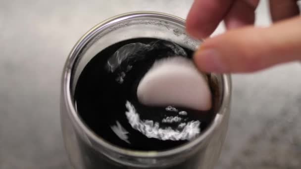 Eiskaffee mit Kokosmilch im hohen Glas. Kalter Sommerdrink auf dunklem Holzgrund — Stockvideo