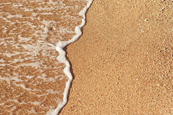 Playa Mar de arena con olas y fondo blanco espumoso de verano, Vista aérea de la playa vista superior junto al mar con lugar para su texto — Foto de Stock
