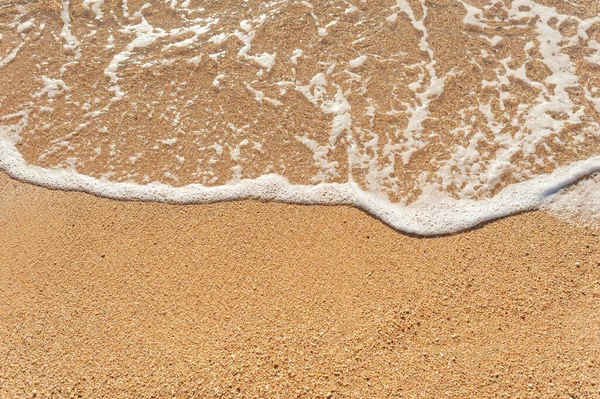 Playa Mar de arena con olas y fondo blanco espumoso de verano, Vista aérea de la playa vista superior junto al mar con lugar para su texto — Foto de Stock