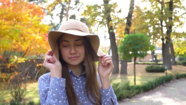 Активная женщина в шляпе Прогулка в осеннем парке. Туристическая поездка в отпуск красивых здоровых девушек в лесной теплый день — стоковое видео