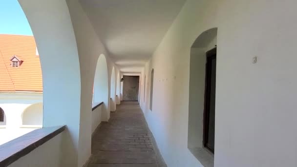 Хода точки зору пов у фортифікаційному тунелі прохід в Мукачево влітку з вікнами і тінями в історичному форті міста. — стокове відео
