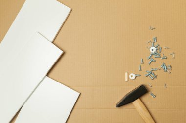 Tamirci mobilyaları el kitabına göre ve mekanik ekipmanlarla birlikte evde monte etti. Bir mezura ile ölçerek çivileri çakarak