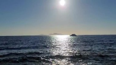 Kızıl Deniz Sahili 'nde inanılmaz bir gün doğumu. Denizin üzerinde sarı güneş. Koyu renk dalgalar. Doğa geçmişi. Güzel sakin bir sahne. - Günaydın. Güneş ışığı su yüzeyine yansıyor