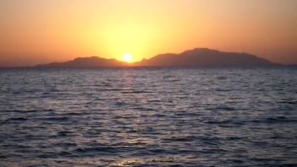 Czerwone zachody słońca nad morzem wideo 4K. Słońce dotyka horyzontu. Czerwone niebo, żółte słońce i niesamowite morze. Letni morski zachód słońca. Czerwone zachody słońca. Fantastyczny naturalny zachód słońca — Wideo stockowe
