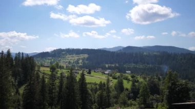 Ukrayna Karpaty dağ köyü yaprak döken ve kozalaklı ormanların ve vahşi yaşamın arkaplanına karşı eski günlerdeki gibi güzel ve görkemli bir gelenektir.