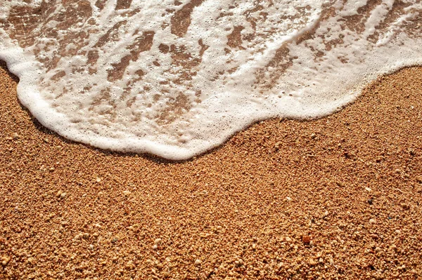 Playa Mar de arena con olas y fondo blanco espumoso de verano, Vista aérea de la playa vista superior junto al mar con lugar para su texto — Foto de Stock