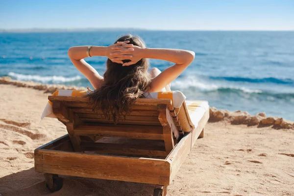 Mısır Oteli 'nde lüks bir yaz sahili yakınında dinlenen güzel bir kadın. Yolculuk için zaman kavramı — Stok fotoğraf