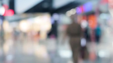 Satış konsepti. İnsanlar marketten alışveriş yapıyor. Alışveriş merkezinin geçmişi bulanık. Erkekler ve kadınlar yürüyorlar ve giyiniyorlar. 4k video hareket görüntüleri