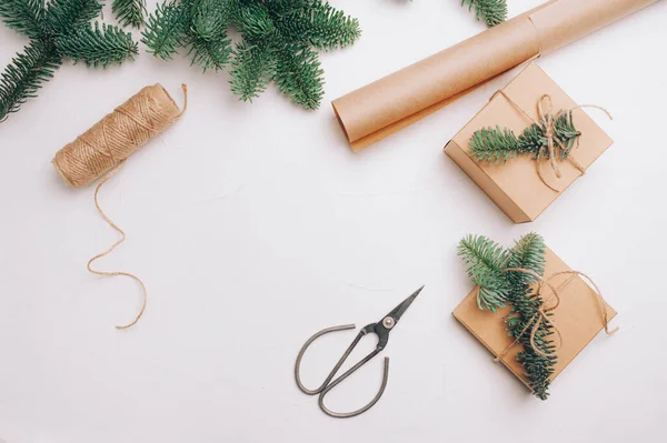 Jul mock up banner bakgrund med snöflingor presentförpackningar och sax på trä bakgrund med plats för text — Stockfoto