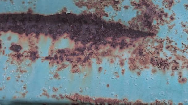 Roestig geschilderd metalen oppervlak. Macro weergave van corrosie in ijzer metaal, textuur achtergrond. Gladde slow motion. 4k videobeelden — Stockvideo