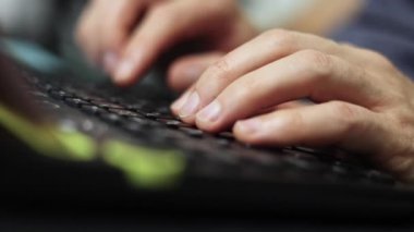 Eller dokunarak bulut veri sosyal ağ medyasını işaret ediyor, iş adamları dizüstü bilgisayarda klavye işini yazıyor. Tablet bilgisayarda çalışan iş kadını, klavyede insan eli var.