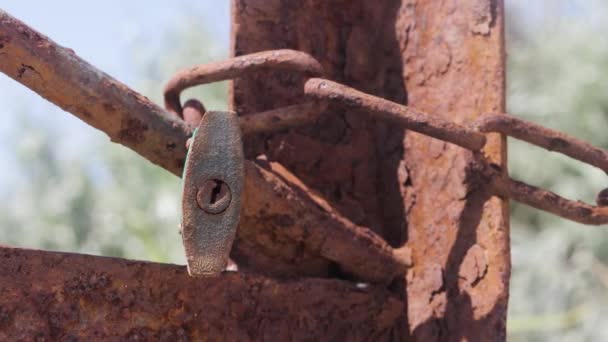 Cerradura de puerta oxidada Cerraduras de puerta de hierro obsoletas antiguas en un edificio abandonado. Imágenes de vídeo de 4k — Vídeos de Stock