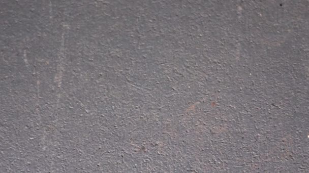 Czarny szary szorstki betonowy ściana szeroki faktura. Drobno teksturowana powierzchnia tynku cementowego z drobnymi pęknięciami. Ciemnoszary grunge tło — Wideo stockowe