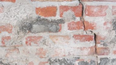 Soyut arkaplan. Kirli kırmızı tuğla duvar arka planının ön cephesi. Beyaz tuğladan boş duvar. Kamera hareket ediyor. Dolly vurdu. Kapat.
