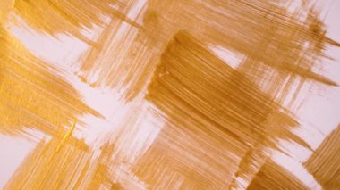 Grunge fırça darbeleri dönüşümlü animasyon. Beyaz arka planda altın fırça darbesi. 4k video kaydı