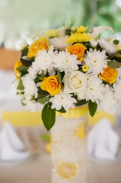 Boeket Oranje Rozen in een witte rieten mand en vintage bir — Stockfoto