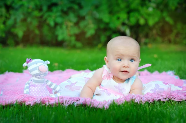 在草坪上玩耍的小漂亮女孩 — 图库照片