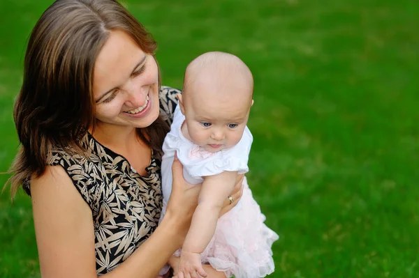 Mãe e bebê no parque retrato — Fotografia de Stock