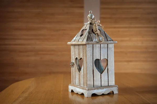 Chandelier en bois avec forme de coeur — Photo