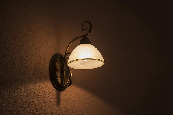 Klasická lampa svítí bílé světlo — Stock fotografie