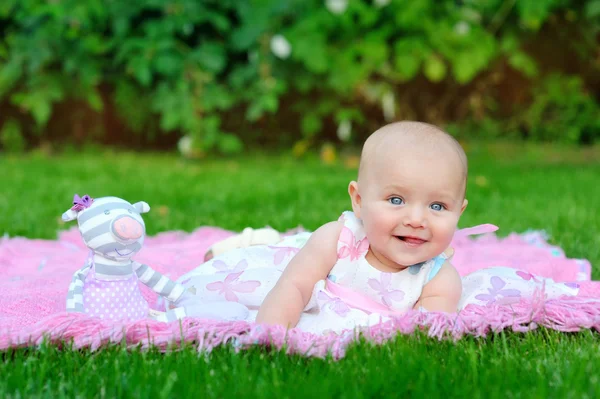 Kind-, jeugd- en kindervoeding concept - glimlachende baby liggend op bla — Stockfoto