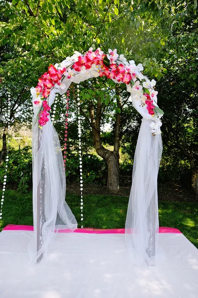 Wedding arch outdoors — Stock Photo, Image