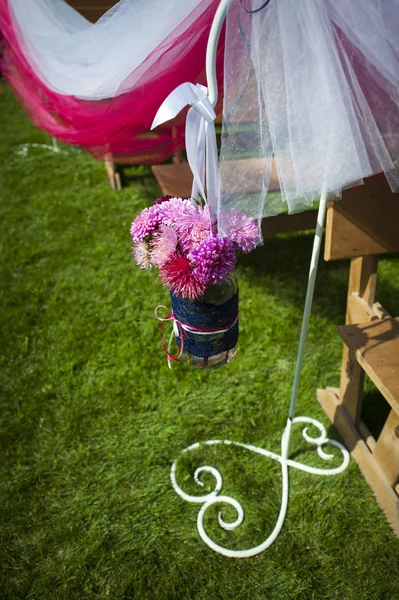 Decorazione nuziale di fiori su un prato verde — Foto Stock