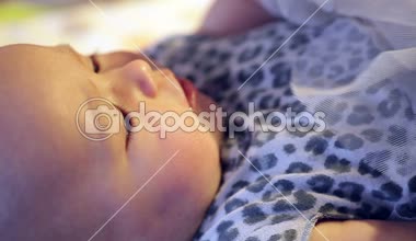 çok güzel bir elbise yatakta yatıyordu, küçük bebek kız