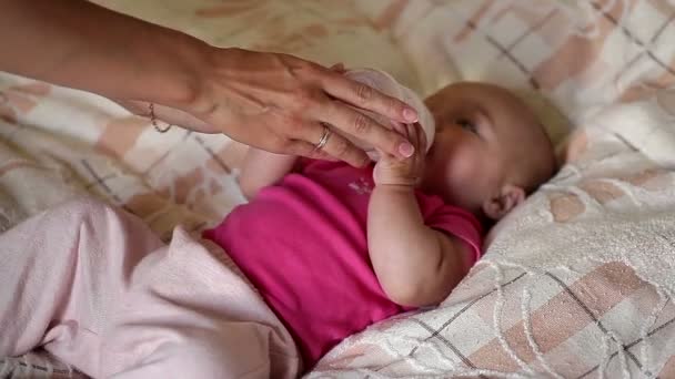Kisbaba feküdt az ágyon, és fogyasztói tej, egy üveg — Stock videók