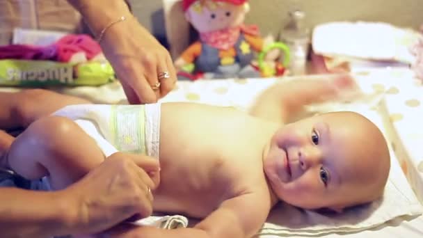 Mama trägt ein kleines Baby — Stockvideo