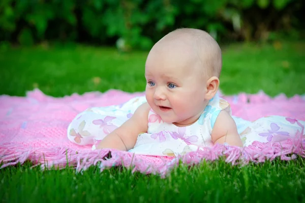 Portrait of little girl in the grass outdoors. — Stock Photo, Image