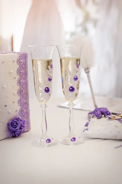 Twee glazen van de bruiloft met champagne — Stockfoto