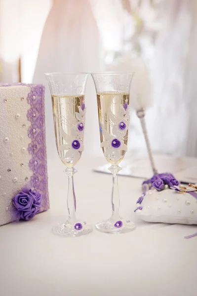 Deux verres de mariage avec champagne — Photo