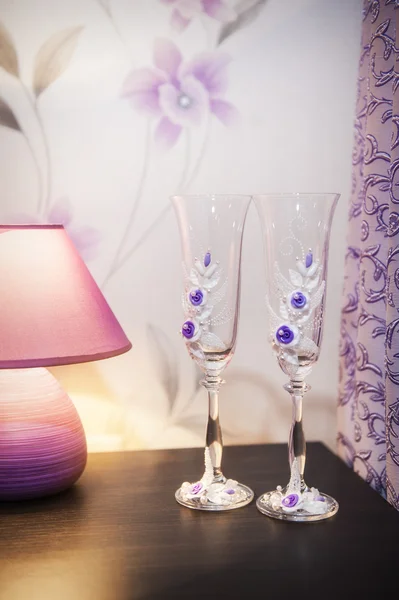 Wedding glasses with roses — Stock Photo, Image