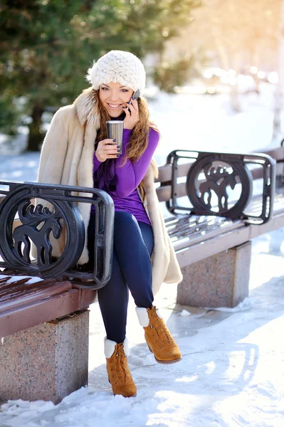 Openlucht portret van jonge mooie vrouw in de winter — Stockfoto