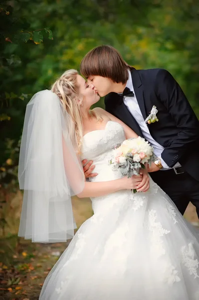 Sposa e sposo all'aperto parco primo piano ritratto — Foto Stock