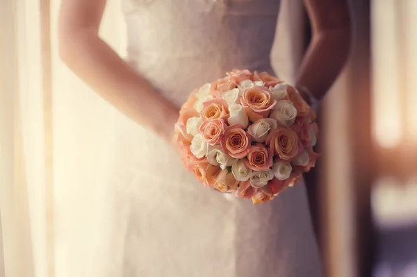 結婚式の花嫁の手に花束。スタジオ撮影 — ストック写真